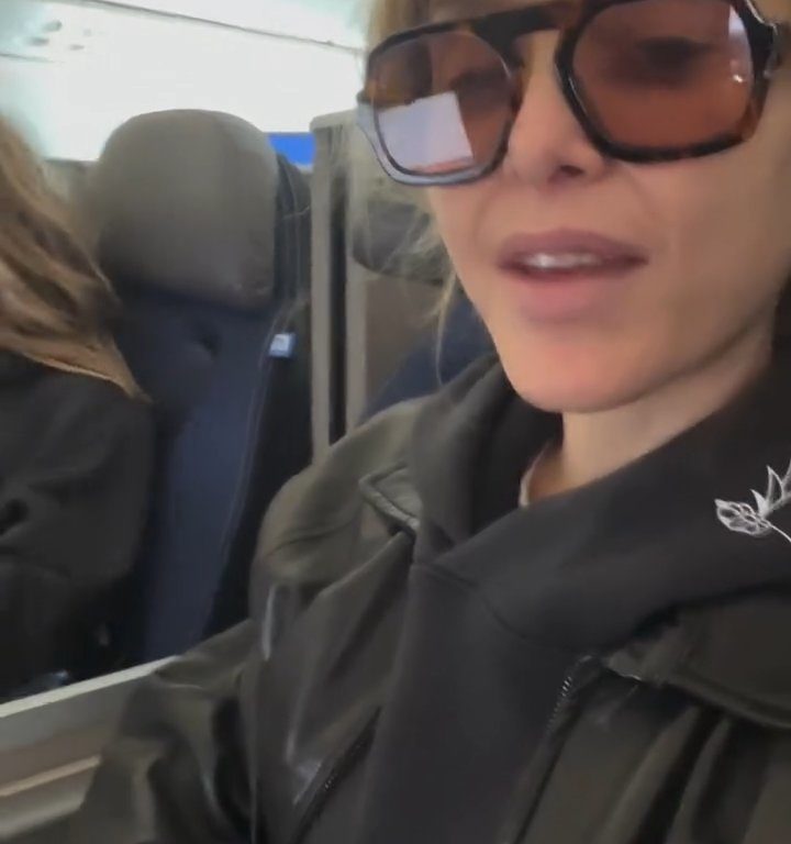 Jenny Mollen monte dans l'avion avec des poux : insultée par les fans