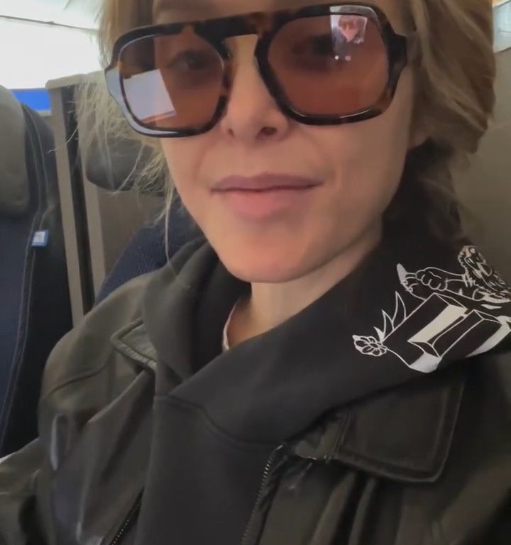 Jenny Mollen monte dans l'avion avec des poux : insultée par les fans