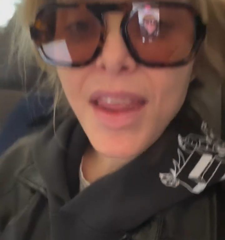 Jenny Mollen monte dans l'avion avec des poux : insultée par les fans