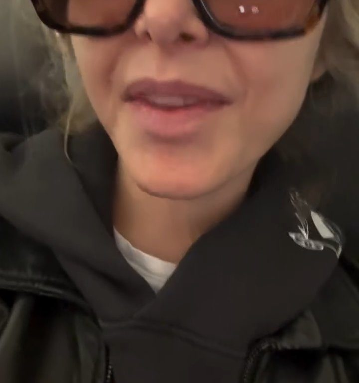 Jenny Mollen monte dans l'avion avec des poux : insultée par les fans