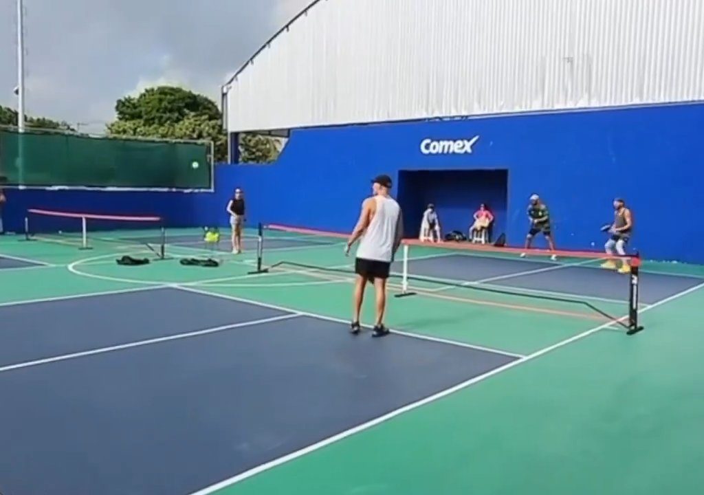 Juego de Pickleball termina en patadas en la cara: el brutal video viral