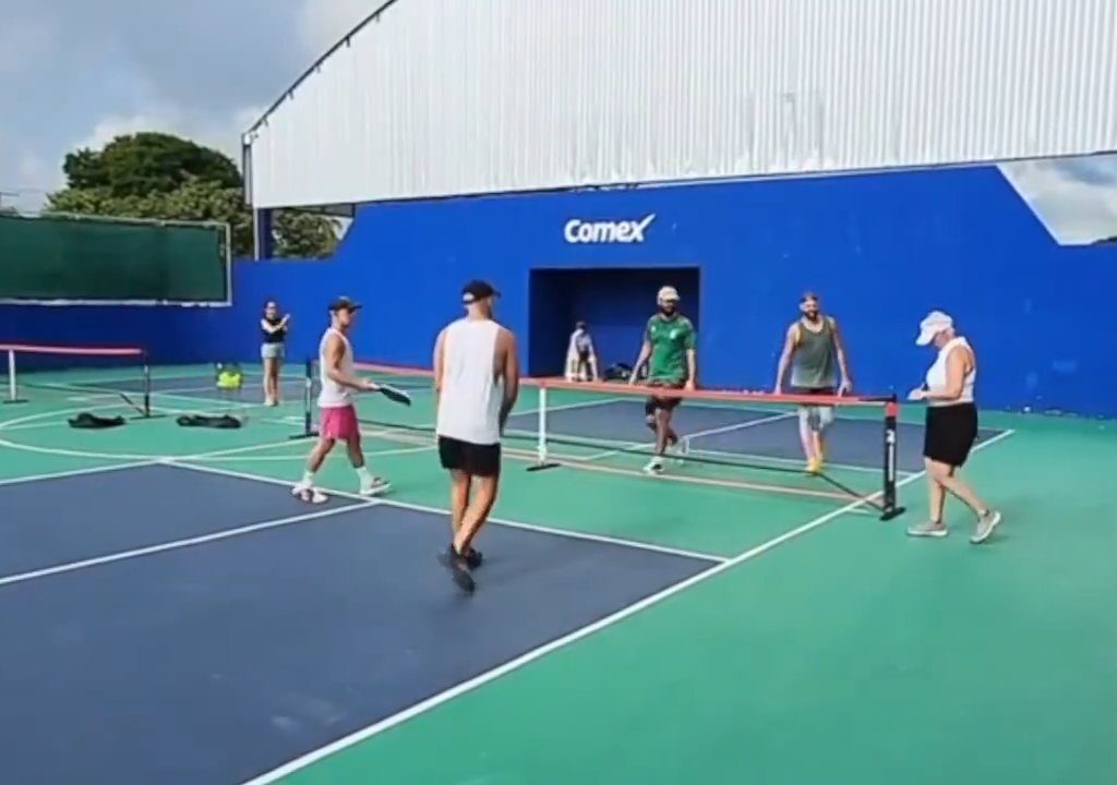 Juego de Pickleball termina en patadas en la cara: el brutal video viral