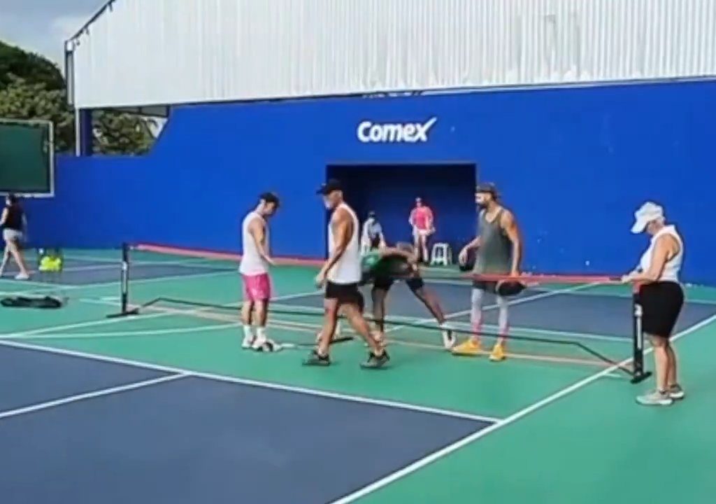 Juego de Pickleball termina en patadas en la cara: el brutal video viral