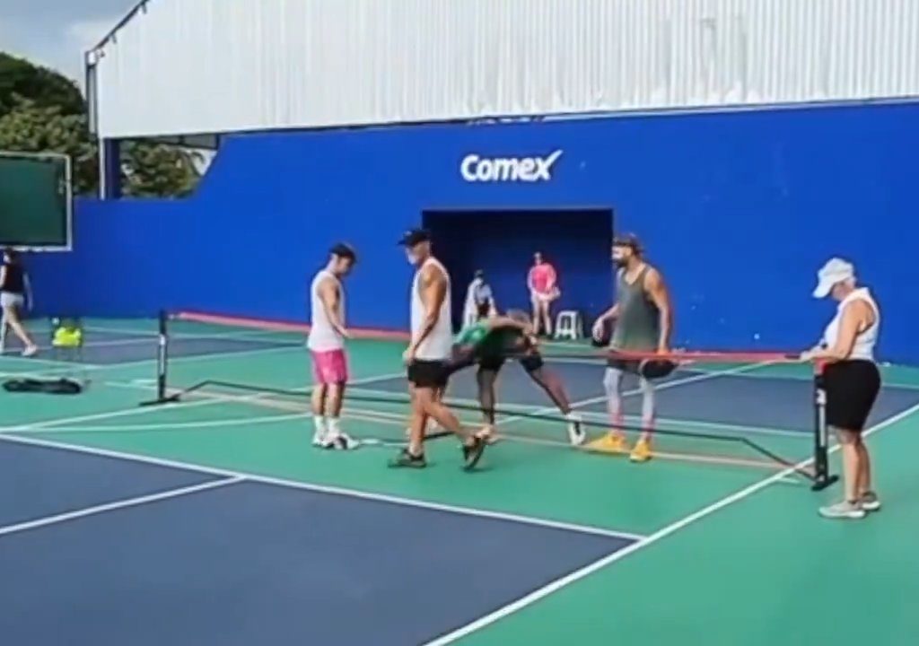 Juego de Pickleball termina en patadas en la cara: el brutal video viral