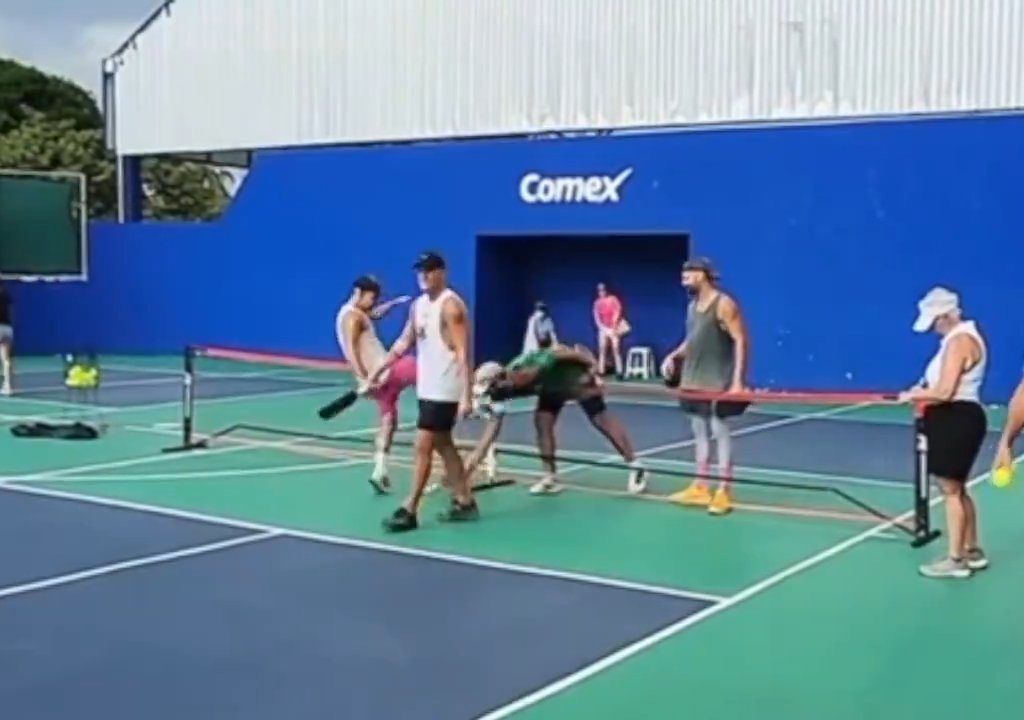 Juego de Pickleball termina en patadas en la cara: el brutal video viral