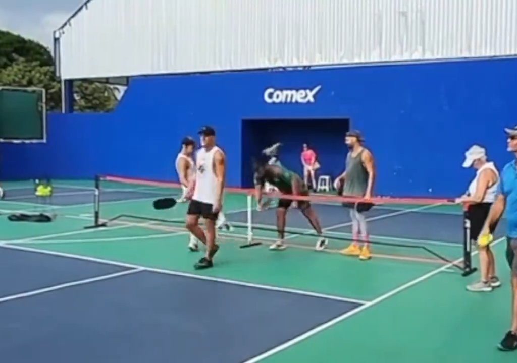 Juego de Pickleball termina en patadas en la cara: el brutal video viral