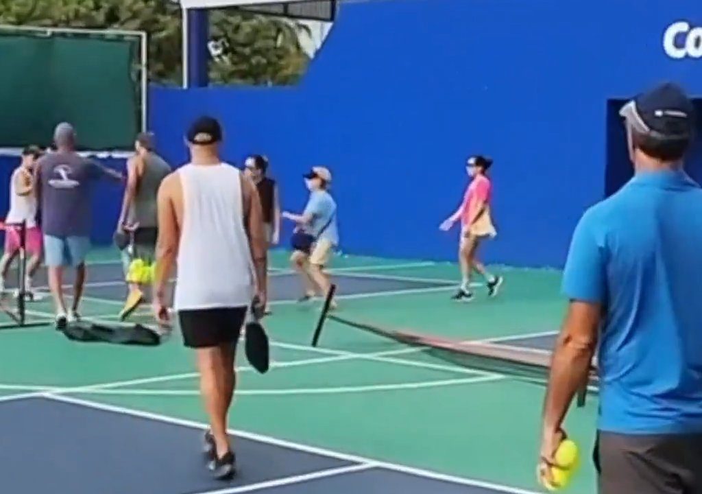 Juego de Pickleball termina en patadas en la cara: el brutal video viral