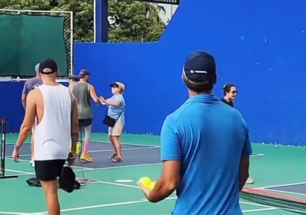 Juego de Pickleball termina en patadas en la cara: el brutal video viral