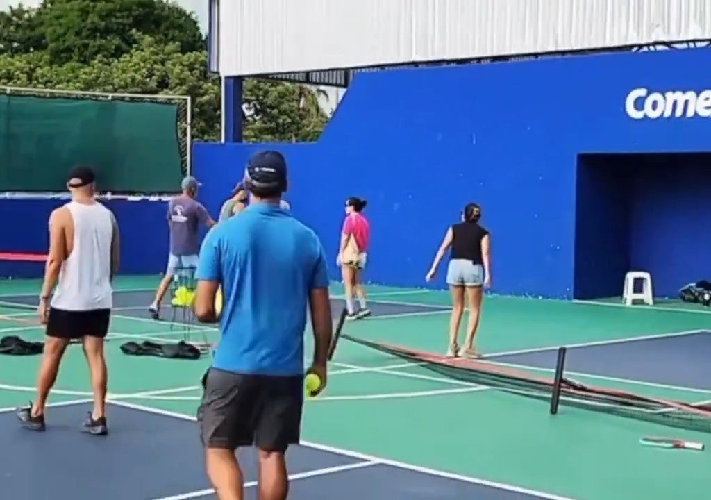 Juego de Pickleball termina en patadas en la cara: el brutal video viral