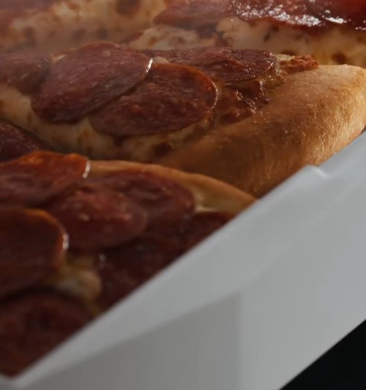 Pizza Hut regala lo scalda pizza da Ps5: fetta calda mentre giochi