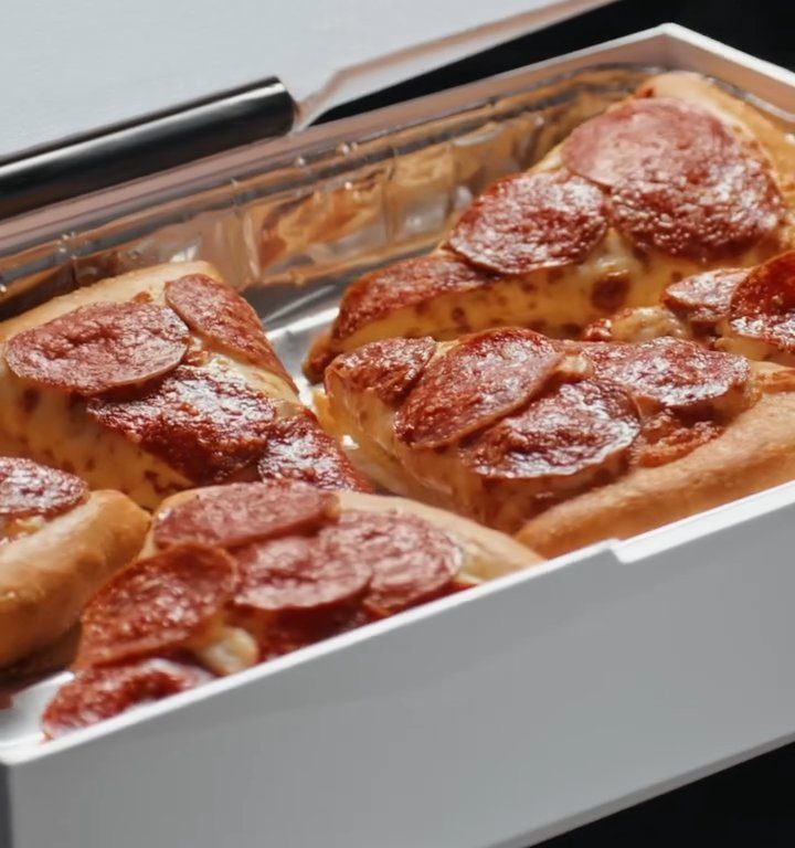 Pizza Hut regala lo scalda pizza da Ps5: fetta calda mentre giochi