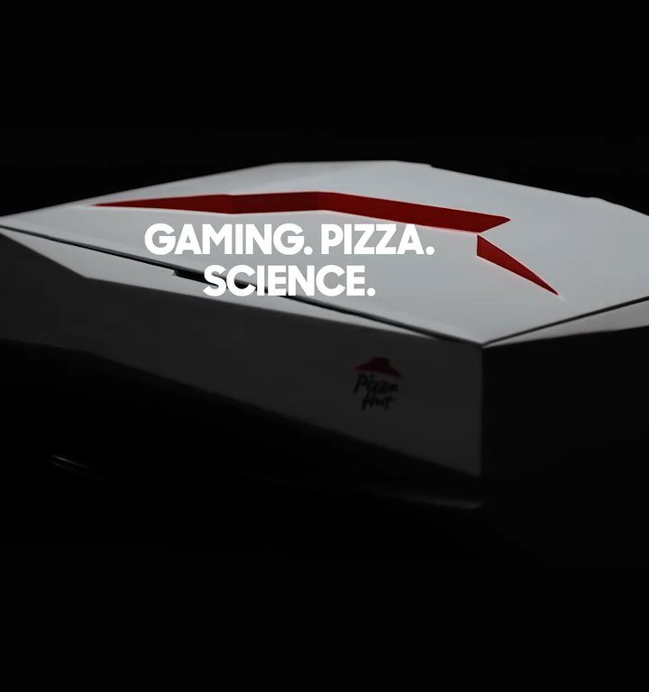 Pizza Hut regala lo scalda pizza da Ps5: fetta calda mentre giochi