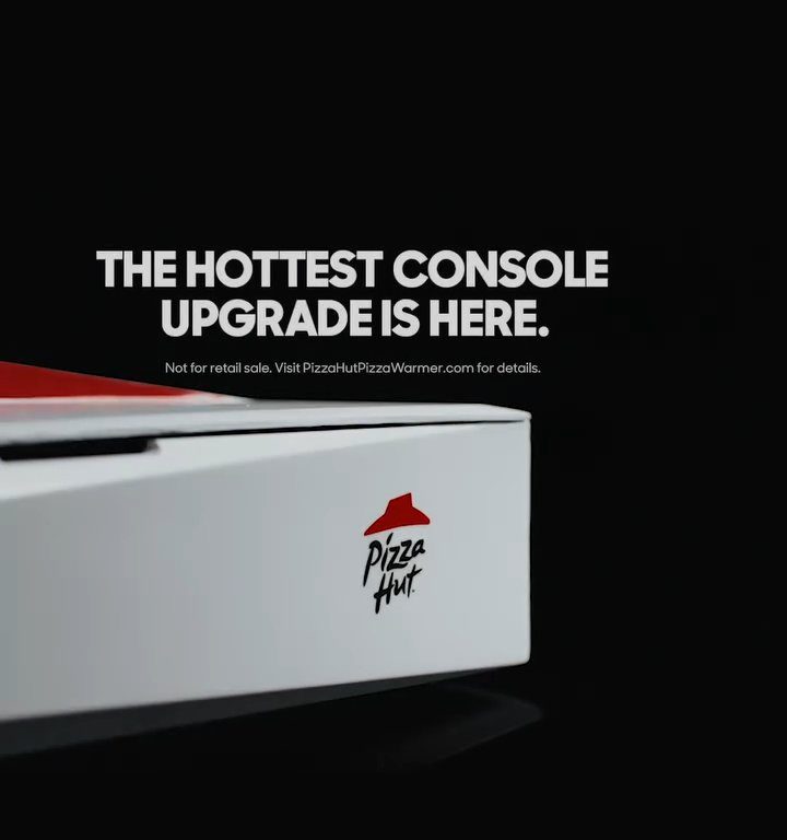 Pizza Hut regala lo scalda pizza da Ps5: fetta calda mentre giochi