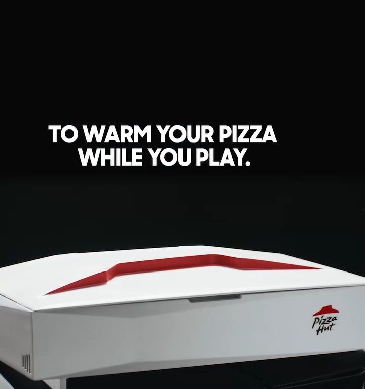 Pizza Hut regala lo scalda pizza da Ps5: fetta calda mentre giochi