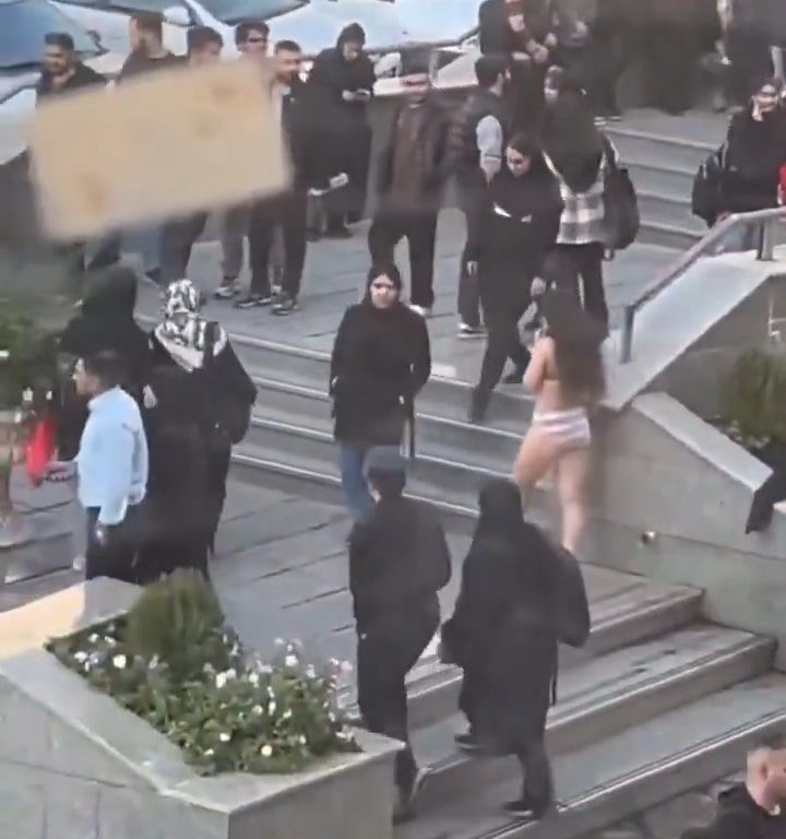 Manifestation choc à l'Université de Téhéran, des étudiants se déshabillent pour les droits des femmes