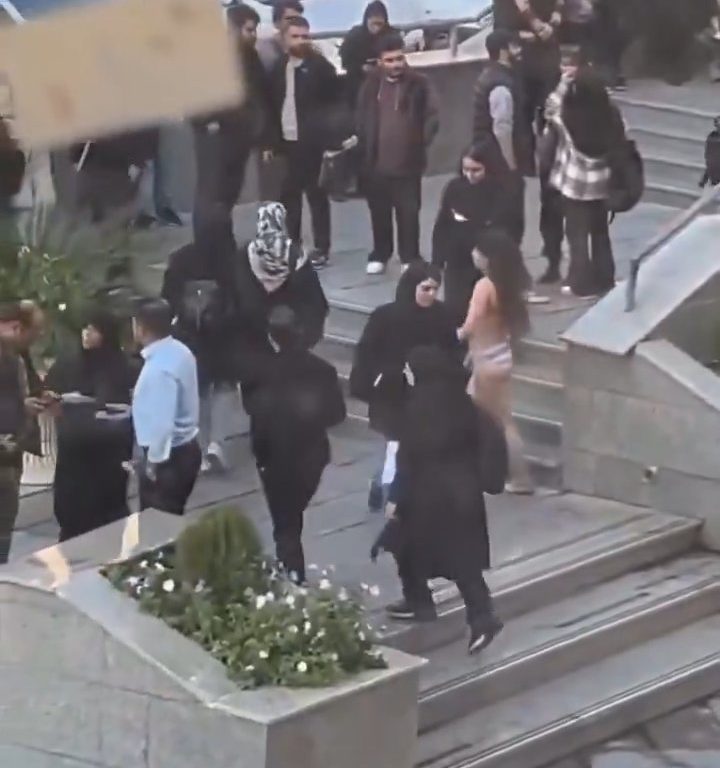 Manifestation choc à l'Université de Téhéran, des étudiants se déshabillent pour les droits des femmes