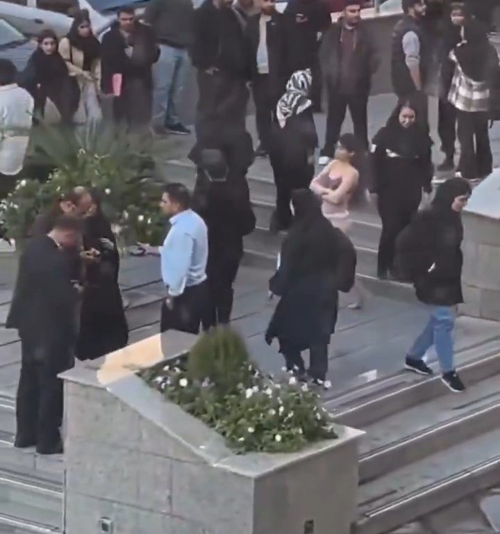 Manifestation choc à l'Université de Téhéran, des étudiants se déshabillent pour les droits des femmes