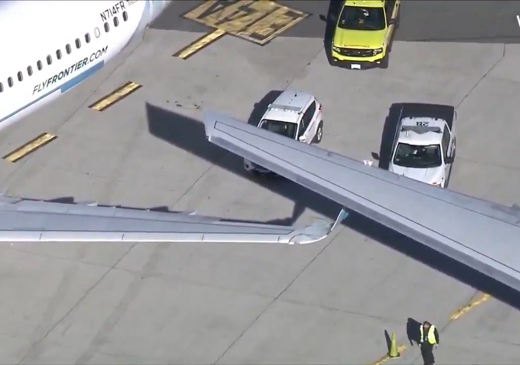 Vier Flugzeuge kollidieren auf der Landebahn, der Bostoner Flughafen steht außer Kontrolle