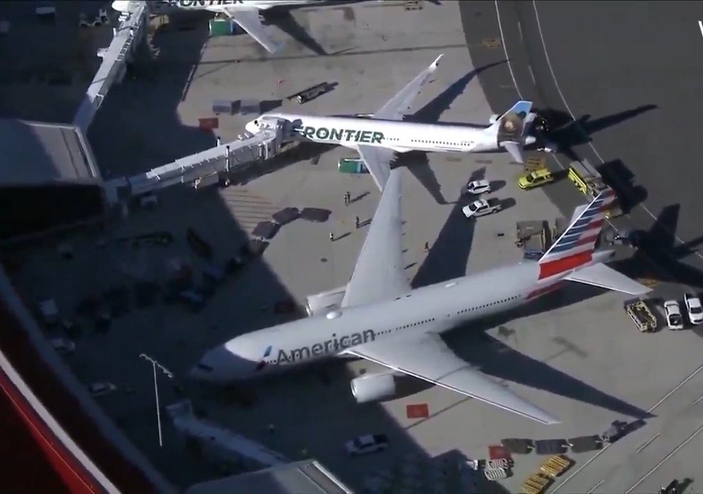 Vier Flugzeuge kollidieren auf der Landebahn, der Bostoner Flughafen steht außer Kontrolle