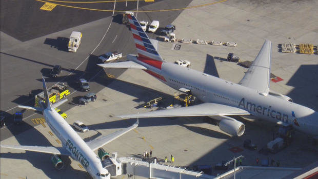 Vier Flugzeuge kollidieren auf der Landebahn, der Bostoner Flughafen steht außer Kontrolle