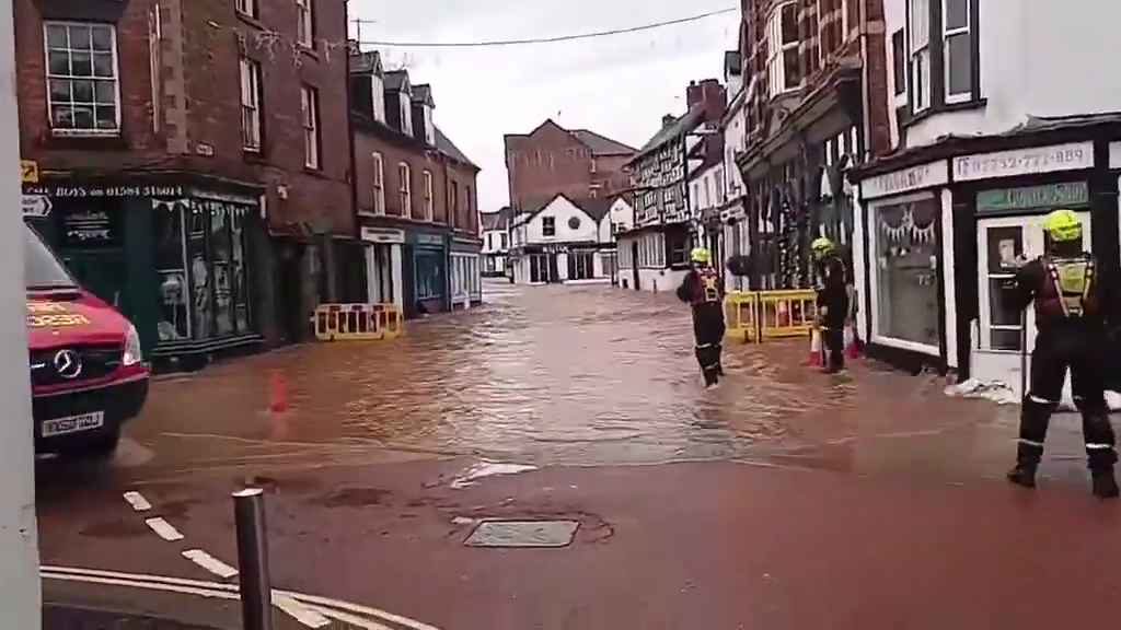 Tempesta Bert fa straripare i fiumi, città sommerse video shock