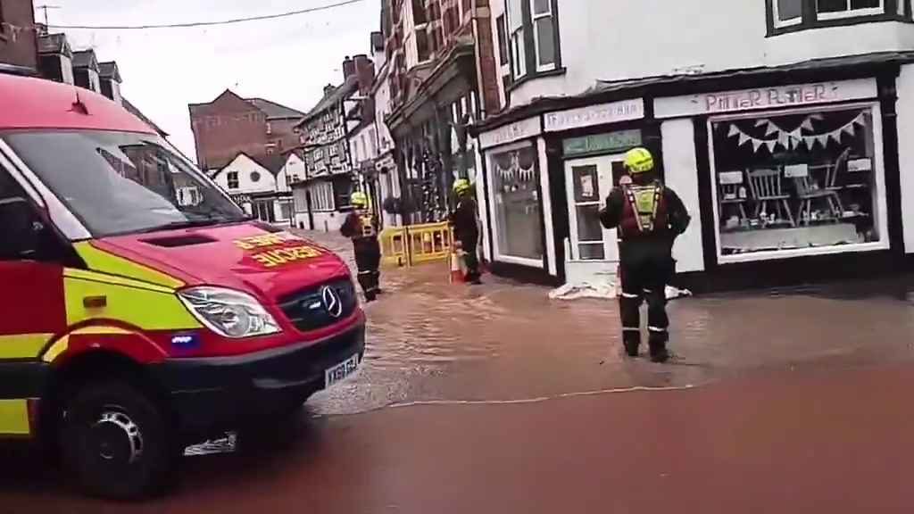 Tempesta Bert fa straripare i fiumi, città sommerse video shock