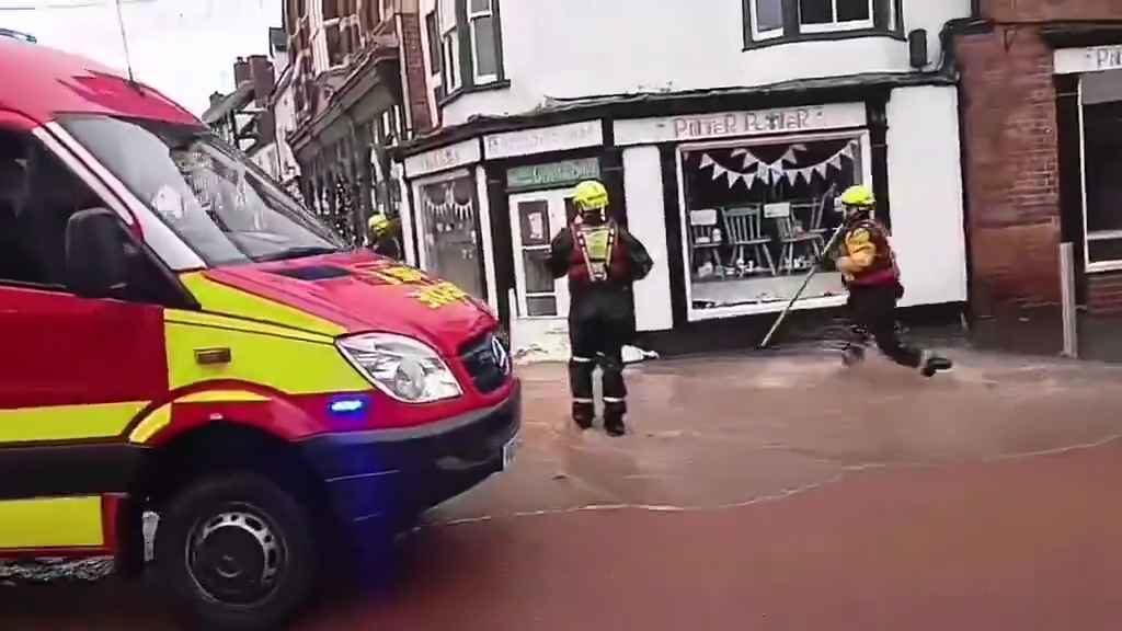 Tempesta Bert fa straripare i fiumi, città sommerse video shock