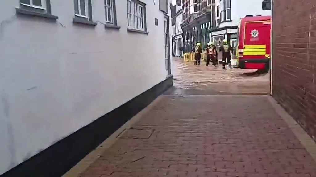 Tempesta Bert fa straripare i fiumi, città sommerse video shock