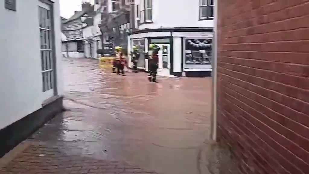 Tempesta Bert fa straripare i fiumi, città sommerse video shock