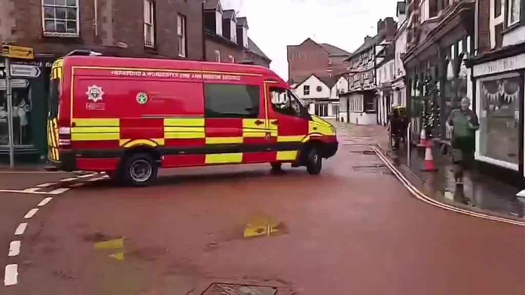 Tempesta Bert fa straripare i fiumi, città sommerse video shock