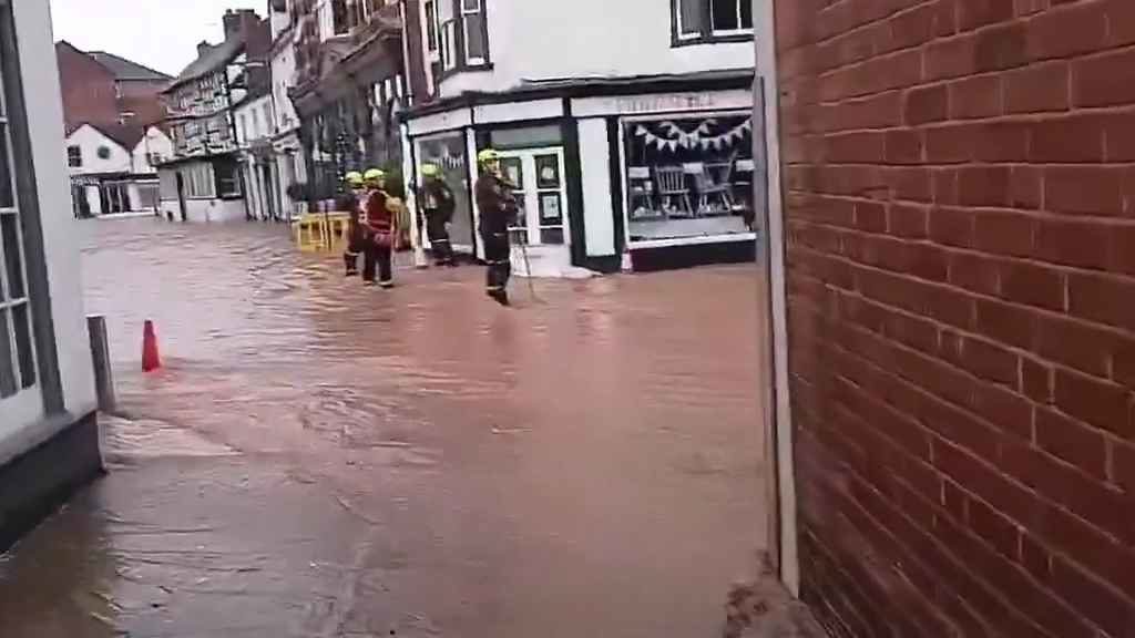 Tempesta Bert fa straripare i fiumi, città sommerse video shock