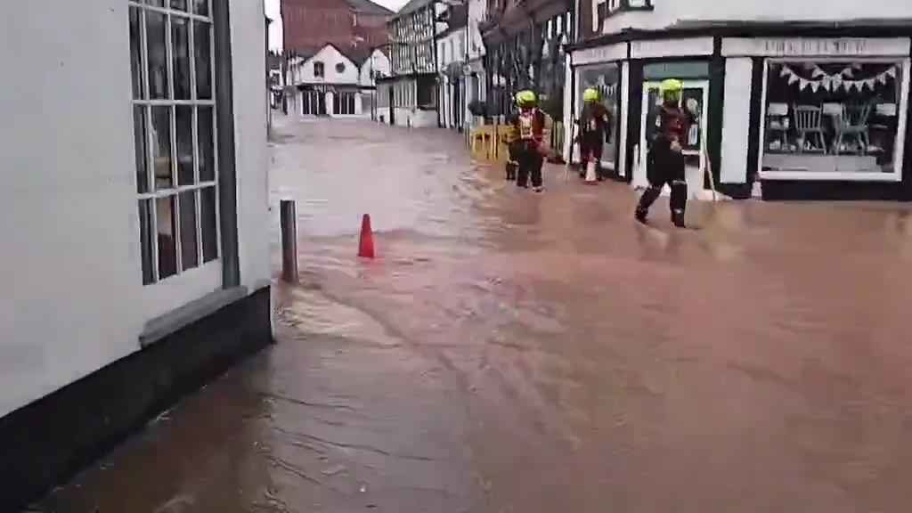 Tempesta Bert fa straripare i fiumi, città sommerse video shock