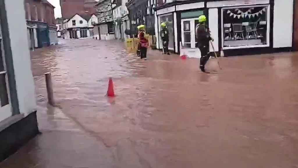 Tempesta Bert fa straripare i fiumi, città sommerse video shock