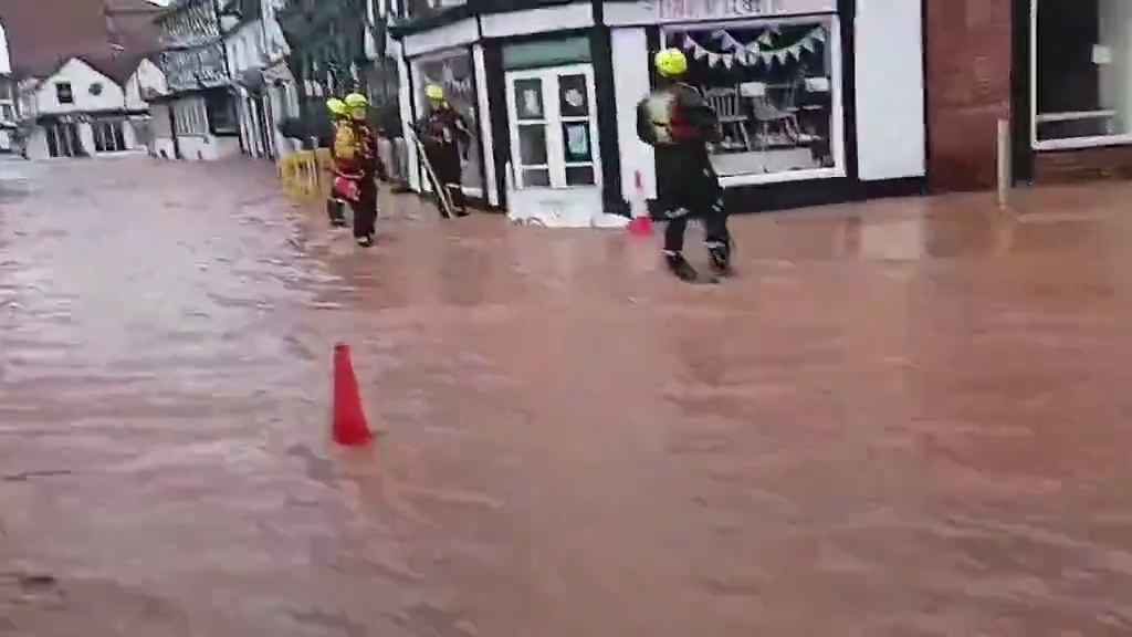 Tempesta Bert fa straripare i fiumi, città sommerse video shock