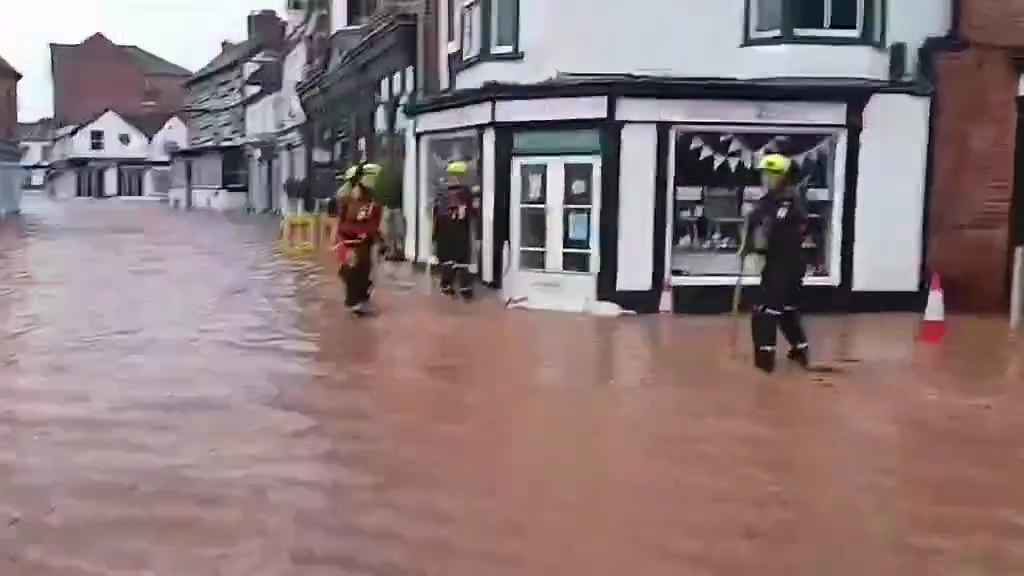 Tempesta Bert fa straripare i fiumi, città sommerse video shock