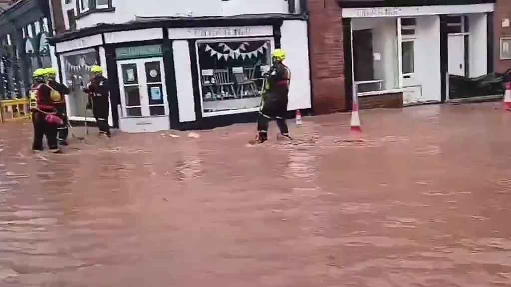 Tempesta Bert fa straripare i fiumi, città sommerse video shock