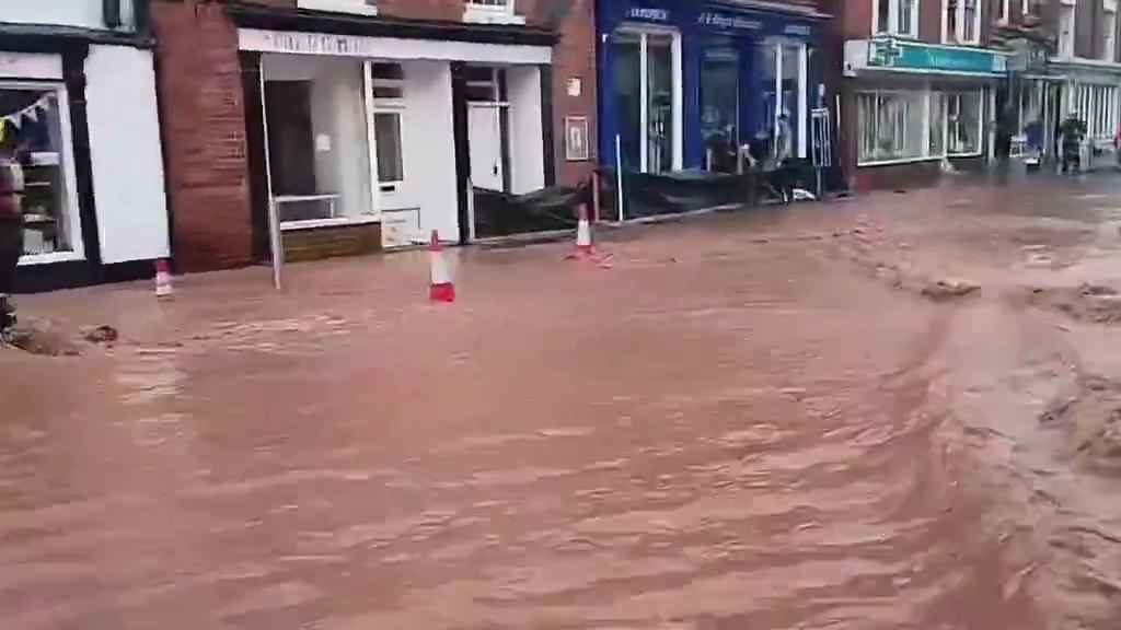 Tempesta Bert fa straripare i fiumi, città sommerse video shock