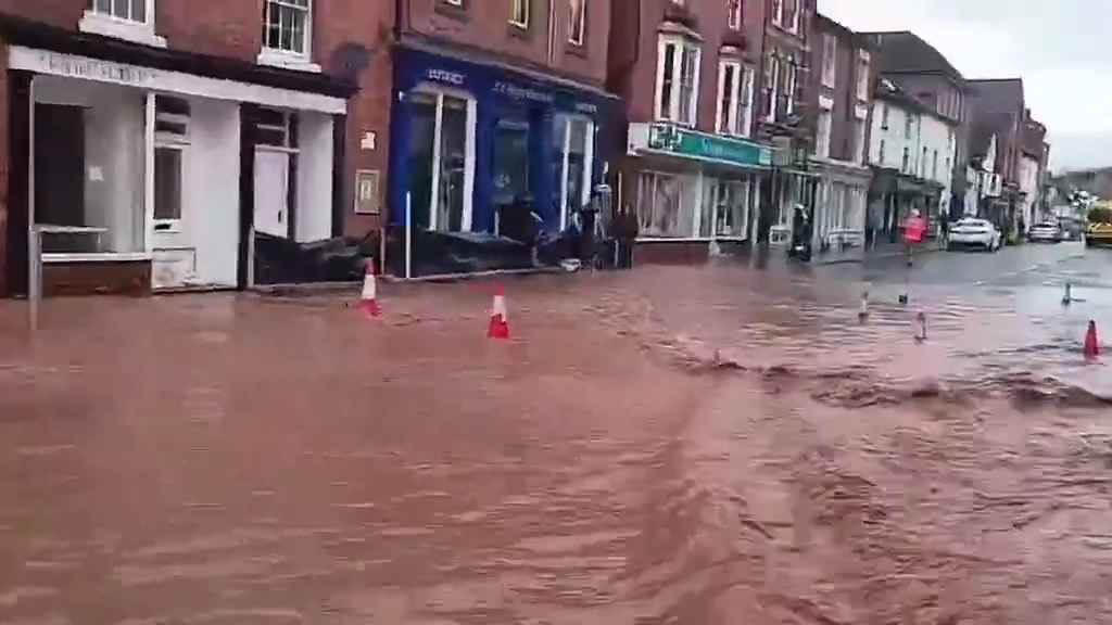 Tempesta Bert fa straripare i fiumi, città sommerse video shock