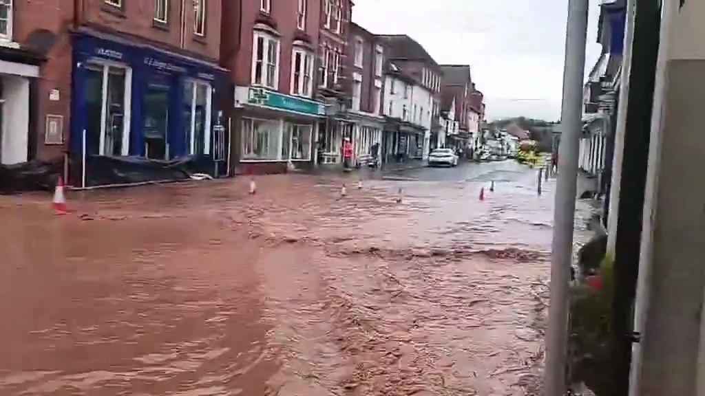 Tempesta Bert fa straripare i fiumi, città sommerse video shock