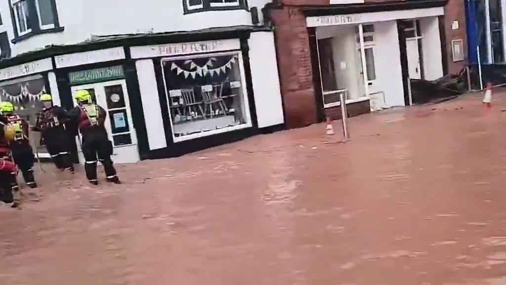 Tempesta Bert fa straripare i fiumi, città sommerse video shock