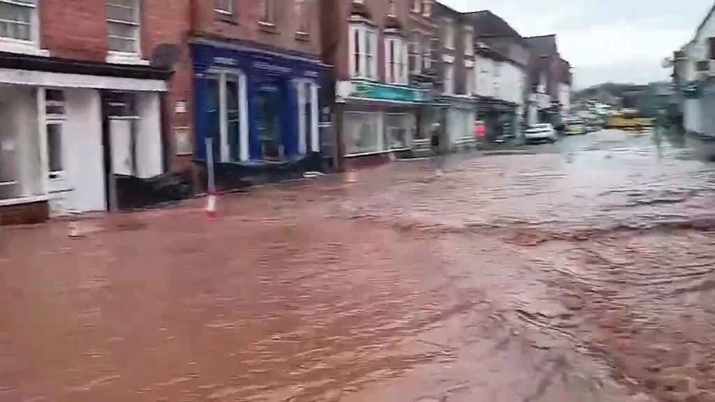 Tempesta Bert fa straripare i fiumi, città sommerse video shock