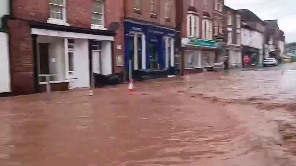 Tempesta Bert fa straripare i fiumi, città sommerse video shock