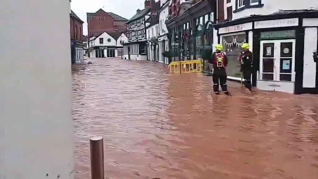 Tempesta Bert fa straripare i fiumi, città sommerse video shock