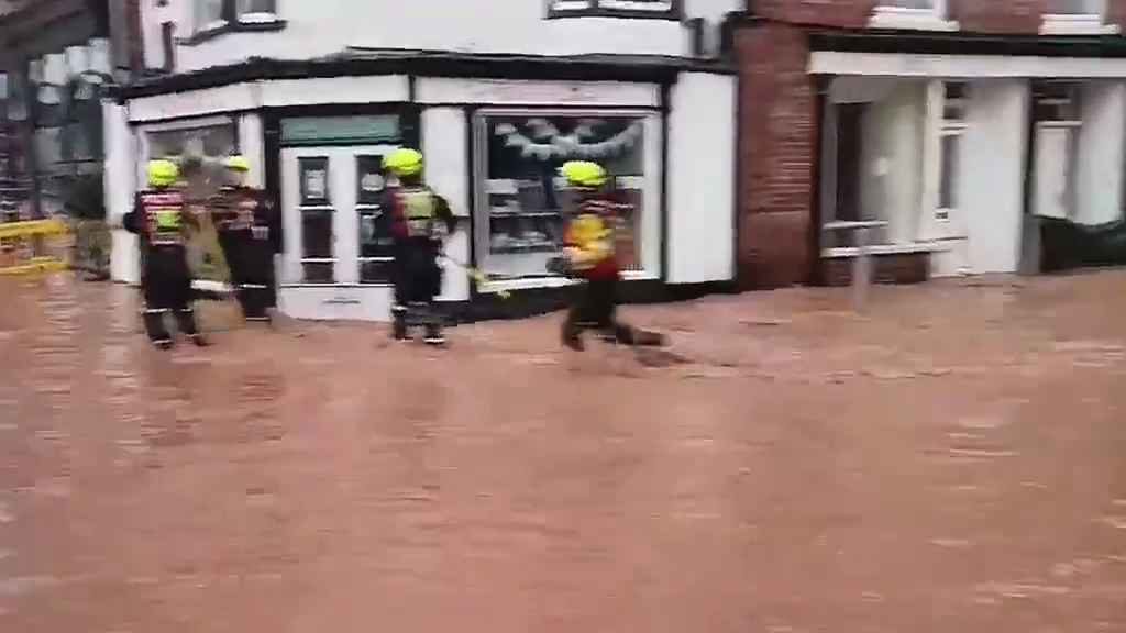 Tempesta Bert fa straripare i fiumi, città sommerse video shock