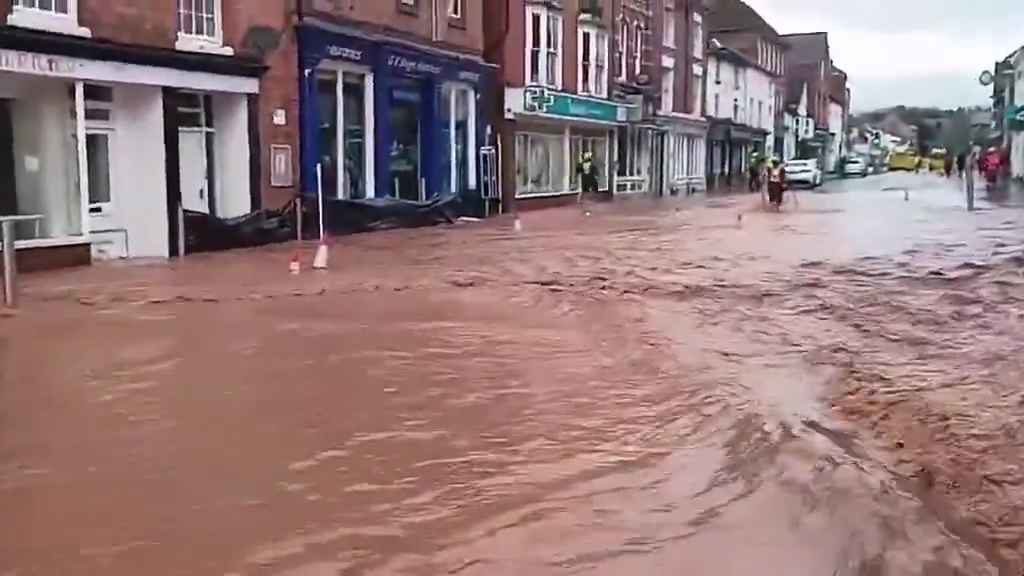 Tempesta Bert fa straripare i fiumi, città sommerse video shock