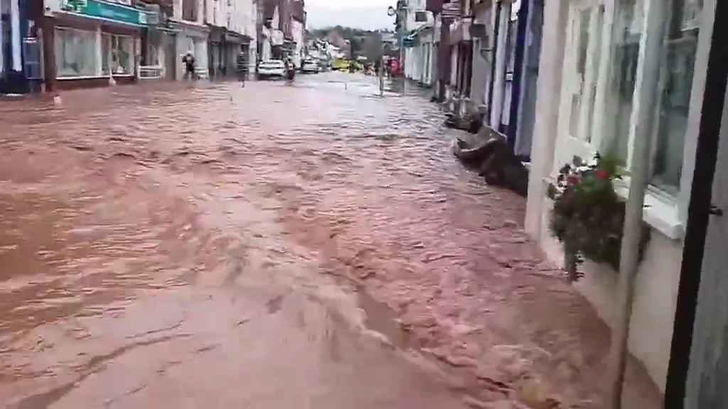 Tempesta Bert fa straripare i fiumi, città sommerse video shock