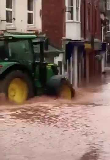 Tempesta Bert fa straripare i fiumi, città sommerse video shock