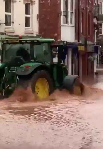 Tempesta Bert fa straripare i fiumi, città sommerse video shock