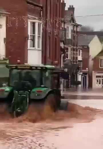 Tempesta Bert fa straripare i fiumi, città sommerse video shock