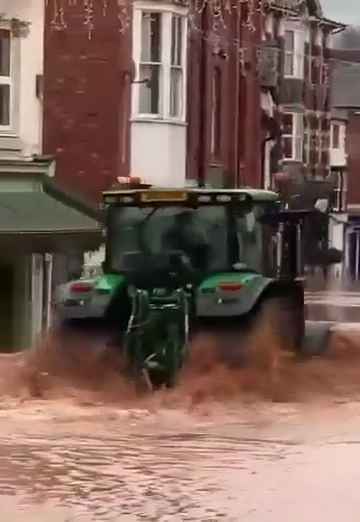 Tempesta Bert fa straripare i fiumi, città sommerse video shock